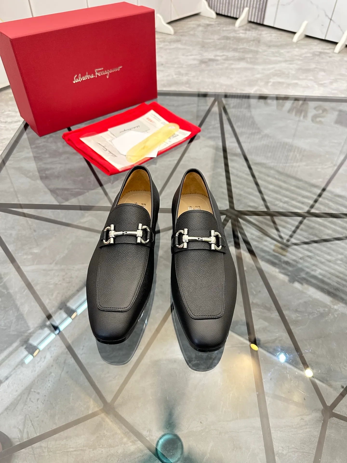 Men's shoes: 💰P640¥ High-end quality Product trademark: Ferragamo* "Ferragamo*" leather shoes Regular size: 38-44 (can be customized to 45.46.) Product materials: imported first-layer cowhide leather upper, cowhide lining, original outsole. Number: 688
